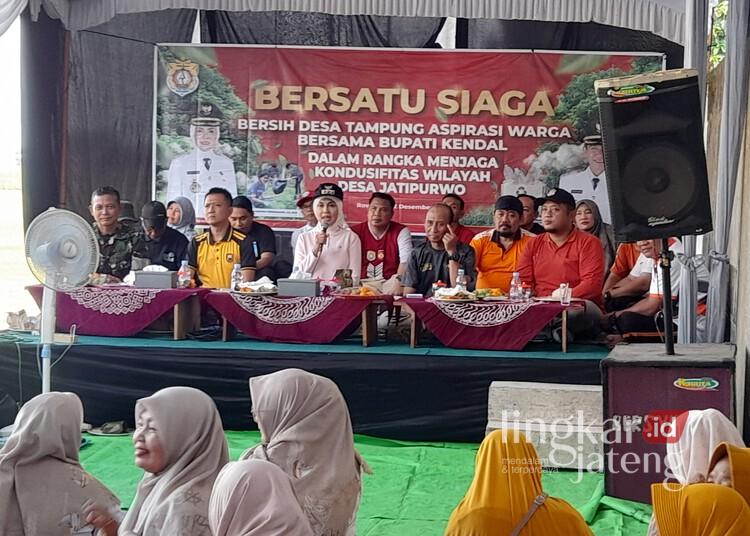 Bupati Kendal Upayakan Perbaikan Saluran Irigasi dan Pengendalian Hama Tikus di Jatipurwo 25 Bupati Kendal, Dyah Kartika Permanasari, dalam kegiatan Bersatu Siaga di Desa Jatipurwo, Kecamatan Rowosari, Kabupaten Kendal, Jumat, 12 Desember 2025. (Anik Kustiani/Lingkarjateng.id)