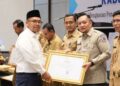 Kawal PSN, Pemkab Batang Perkuat Pengawasan Proyek di KIT 28 Bupati Batang, M. Faiz Kurniawan, menyerahkan piagam penghargaan kepada Pelaksana Tugas Kepala Dinas Kominfo Kabupaten Batang, Wawan Nurdiansyah, di Batang, Selasa, 2 Desember 2025. (Antara/Lingkarjateng.id)