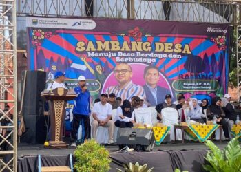 Bupati Batang, M. Faiz Kurniawan, menampung aspirasi warga dalam kegiatan Sambang Desa di Lapangan Desa Pesaren, Kecamatan Warungasem, Selasa, 16 Desember 2025. (Humas Pemkab Batang/Lingkarjateng.id)