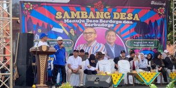Bupati Batang, M. Faiz Kurniawan, menampung aspirasi warga dalam kegiatan Sambang Desa di Lapangan Desa Pesaren, Kecamatan Warungasem, Selasa, 16 Desember 2025. (Humas Pemkab Batang/Lingkarjateng.id)