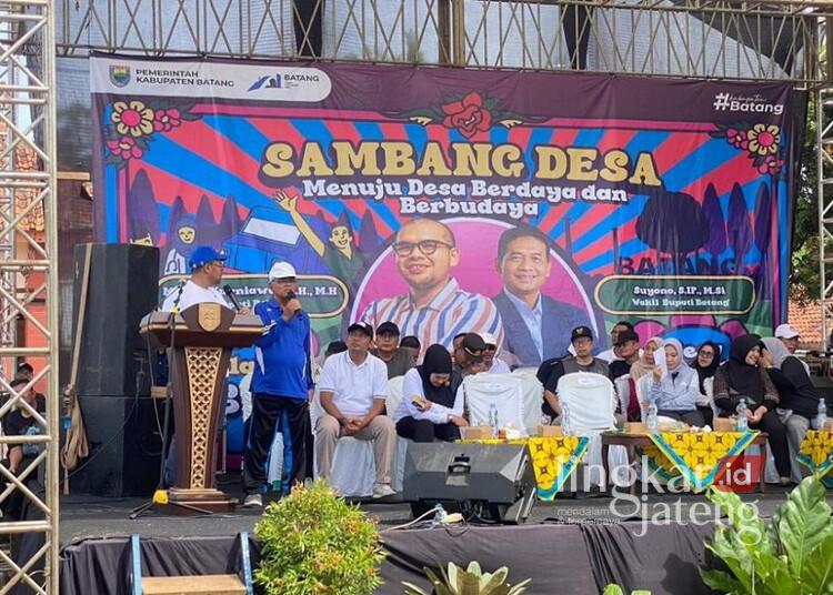 Jalan di Pesaren Warungasem Rusak, Bupati Batang Janjikan Perbaikan Tahun Depan 25 Bupati Batang, M. Faiz Kurniawan, menampung aspirasi warga dalam kegiatan Sambang Desa di Lapangan Desa Pesaren, Kecamatan Warungasem, Selasa, 16 Desember 2025. (Humas Pemkab Batang/Lingkarjateng.id)