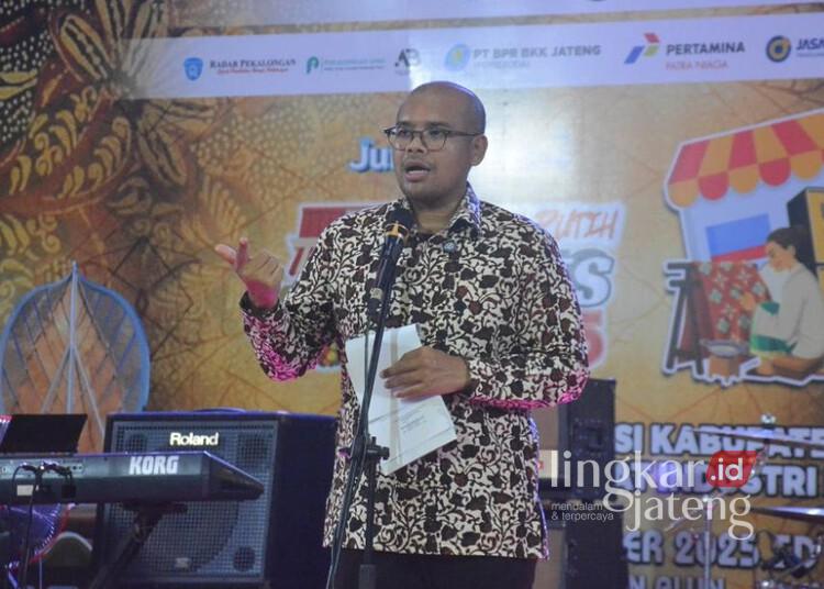 Vakum 4 Tahun, Batang Nusantara Expo Kembali Digelar 25 Bupati Batang, M. Faiz Kurniawan, memberi sambutan dalam pembukaan Batang Nusantara Expo di Jalan Veteran Batang, Sabtu malam, 27 Desember 2025. (Humas Pemkab Batang/Lingkarjateng.id)