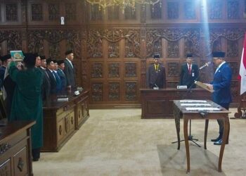 Bupati Batang, M. Faiz Kurniawan, melantik sejumlah pejabat eselon II-1V dan kepala sekolah di Aula Bupati Batang, Selasa, 2 Desember 2025. (Humas Pemkab Batang/Lingkarjateng.id)