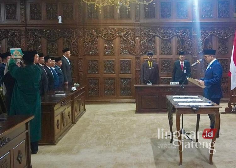 Bupati Batang Lantik 7 Kepala OPD dan 1 Staf Ahli, Ini Daftar Namanya 25 Bupati Batang, M. Faiz Kurniawan, melantik sejumlah pejabat eselon II-1V dan kepala sekolah di Aula Bupati Batang, Selasa, 2 Desember 2025. (Humas Pemkab Batang/Lingkarjateng.id)