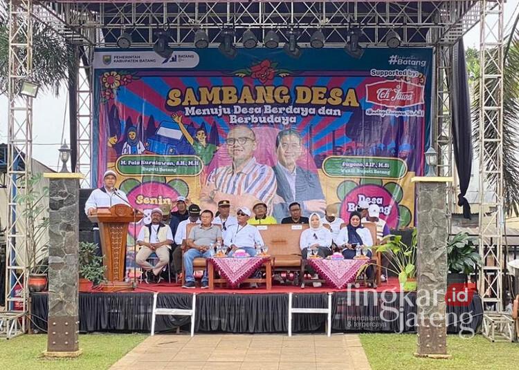 Jalan Bawang-Pranten Rusak, Bupati Batang Upayakan Perbaikan Tahun Depan 25 Bupati Batang, M. Faiz Kurniawan, dalam agenda Sambang Desa yang digelar di Alun-alun Bawang, Kecamatan Bawang, Senin, 8 Desember 2025. (Humas Pemkab Batang/Lingkarjateng.id)