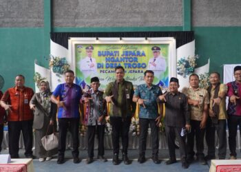 Bupati Jepara, Witiarso Utomo, berfoto bersama sejumlah pihak usai melaksanakan program Ngantor di Desa dengan menyambangi Desa Troso, Kecamatan Pecangaan, pada Selasa, 23 Desember 2025. (Tomi Budianto/Lingkarjateng.id)