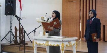 Bupati Tika Lantik 78 Pejabat Fungsional Pemkab Kendal 15 Bupati Kendal, Dyah Kartika Permanasari, saat melantik dan mengambil sumpah 78 pejabat fungsional di Gedung Abdi Praja Setda Kendal, Rabu, 10 Desember 2025. (Anik Kustiani/Lingkarjateng.id)