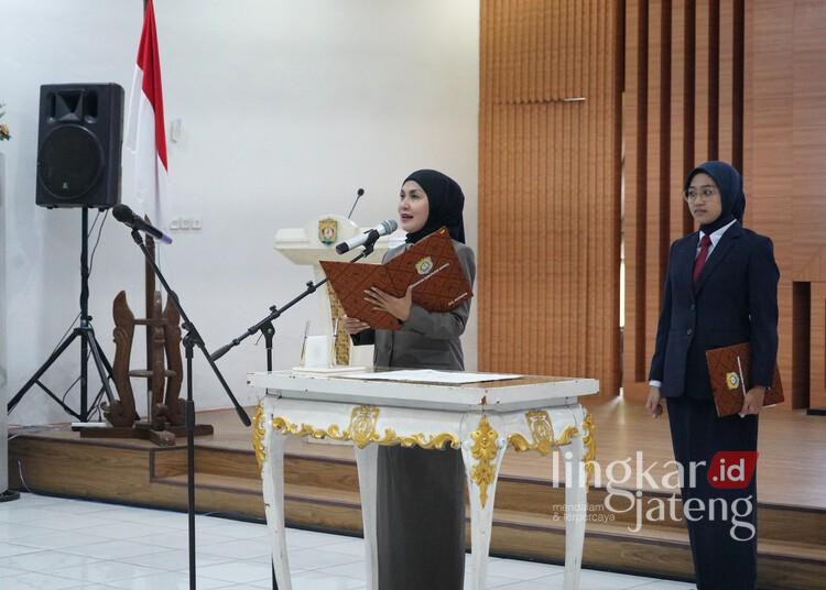 Bupati Tika Lantik 78 Pejabat Fungsional Pemkab Kendal 25 Bupati Kendal, Dyah Kartika Permanasari, saat melantik dan mengambil sumpah 78 pejabat fungsional di Gedung Abdi Praja Setda Kendal, Rabu, 10 Desember 2025. (Anik Kustiani/Lingkarjateng.id)