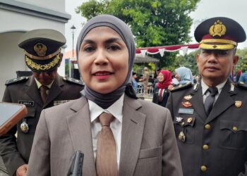 Bupati Kendal Ajak Seluruh Elemen Masyarakat Perkuat Komitmen Bela Negara 38 Bupati Kendal, Dyah Kartika Permanasari, saat diwawancarai awak media usai menjadi irup upacara peringatan Hari Bela Negara di Alun-Alun Kendal, Jumat 19 Desember 2025. (Anik Kustiani/Lingkarjateng.id)
