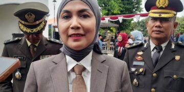 Bupati Kendal Ajak Seluruh Elemen Masyarakat Perkuat Komitmen Bela Negara 10 Bupati Kendal, Dyah Kartika Permanasari, saat diwawancarai awak media usai menjadi irup upacara peringatan Hari Bela Negara di Alun-Alun Kendal, Jumat 19 Desember 2025. (Anik Kustiani/Lingkarjateng.id)