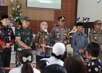 Bupati Kendal, Dyah Kartika Permanasari, bersama Forkopimda Kendal meninjau perayaan Natal di salah satu gereja setempat, Kamis, 25 Desember 2025. (Humas Pemkab Kendal/Lingkarjateng.id)