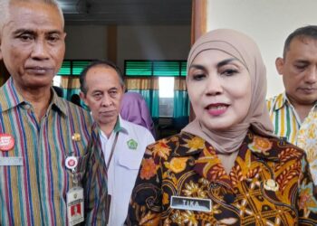 Bupati Kendal Dyah Kartika Permanasari bersama Kepala Dinas Lingkungan Hidup Aris Irwanto saat diwawancarai media massa pada Selasa, 16 Desember 2025. (Anik Kustiani/Lingkarjateng.id)