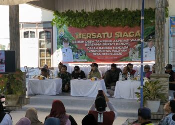 Bupati Kendal, Dyah Kartika Permanasari, saat meluncurkan program "Curhat Mbak Tika" dalam kegiatan Bersatu Siaga di Desa Dempelrejo, Kecamatan Ngampel, Kendal, Jumat, 5 Desember 2025. (Anik Kustiani/Lingkarjateng.id)