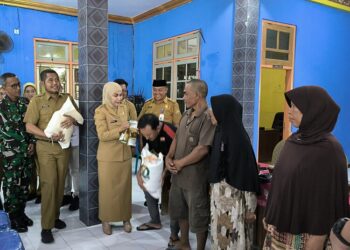 Bupati Kendal, Dyah Kartika Permanasari, saat menyerahkan bantuan pangan beras dan minyak goreng kepada warga di Balai Desa Tambakrejo, Kecamatan Kendal, Senin, 15 Desember 2025. (Anik Kustiani/Lingkarjateng.id)