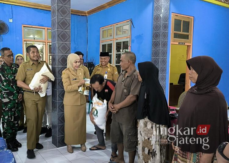 Bupati Kendal Salurkan Bantuan Beras dan Minyak Goreng ke Warga Tambakrejo 25 Bupati Kendal, Dyah Kartika Permanasari, saat menyerahkan bantuan pangan beras dan minyak goreng kepada warga di Balai Desa Tambakrejo, Kecamatan Kendal, Senin, 15 Desember 2025. (Anik Kustiani/Lingkarjateng.id)
