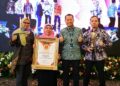 Jadi Kabupaten Inovatif, Kudus Terima Penghargaan IGA 2025 dari Kemendagri 26 Bupati Kudus, Sam’ani Intakoris, bersama jajaran Pemkab Kudus berfoto usai menerima penghargaan dalam ajang IGA 2025 yang digelar Kemendagri di Kempinski Grand Ballroom, Jakarta, Rabu, 10 Desember 2025. (Nisa Hafizhotus S./Lingkarjateng.id)