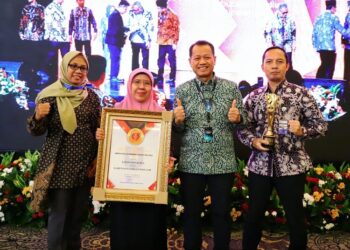 Bupati Kudus, Sam’ani Intakoris, bersama jajaran Pemkab Kudus berfoto usai menerima penghargaan dalam ajang IGA 2025 yang digelar Kemendagri di Kempinski Grand Ballroom, Jakarta, Rabu, 10 Desember 2025. (Nisa Hafizhotus S./Lingkarjateng.id)