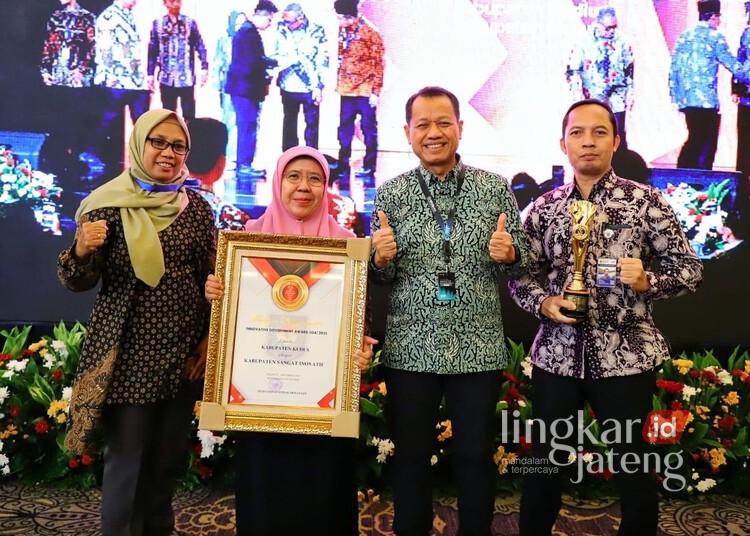 Jadi Kabupaten Inovatif, Kudus Terima Penghargaan IGA 2025 dari Kemendagri 25 Bupati Kudus, Sam’ani Intakoris, bersama jajaran Pemkab Kudus berfoto usai menerima penghargaan dalam ajang IGA 2025 yang digelar Kemendagri di Kempinski Grand Ballroom, Jakarta, Rabu, 10 Desember 2025. (Nisa Hafizhotus S./Lingkarjateng.id)