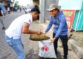 Kerap Banjir, Pemkab Kudus Bersihkan Gorong-Gorong Jalan KH. Moh. Arwani 36 Bupati Kudus, Sam’ani Intakoris, saat kerja bakti bersama warga Kelurahan Kejaksan, Kudus, pada Sabtu, 13 Desember 2025. (Mohammad Fahtur Rohman/Lingkarjateng.id)