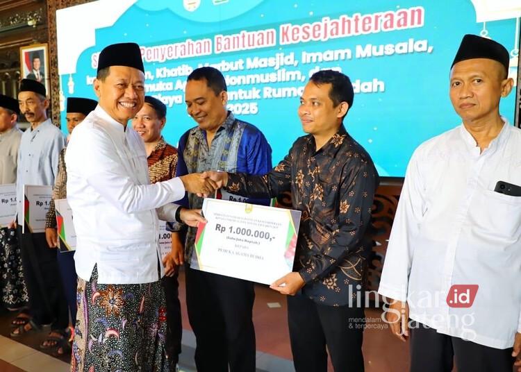 Pemkab Kudus Kucurkan Rp3,9 Miliar untuk Insentif Pengurus Rumah Ibadah 25 Bupati Kudus, Sam’ani Intakoris, menyerahkan secara simbolis bantuan kesejahteraan untuk pengurus rumah ibadah di Pendopo Kabupaten Kudus, Kamis, 18 Desember 2025. (Nisa Hafizhotus S./Lingkarjateng.id)