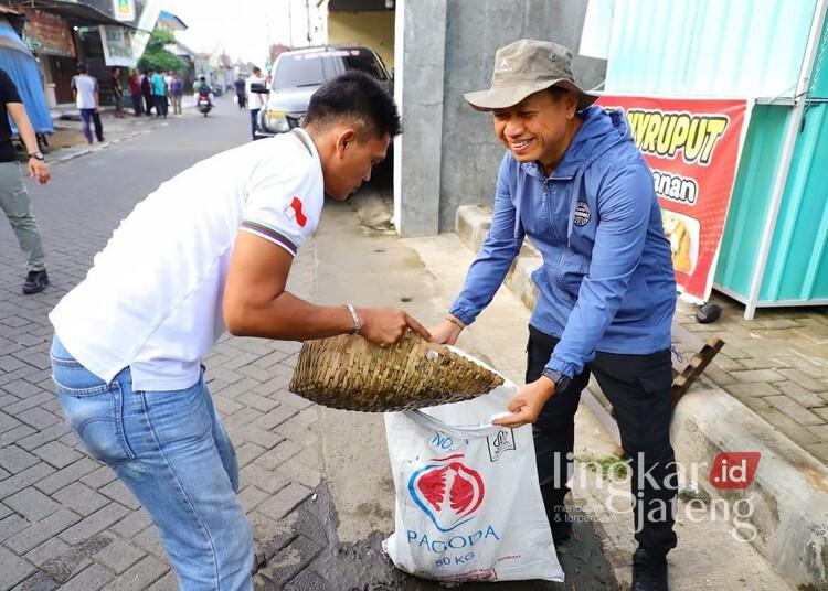 Kerap Banjir, Pemkab Kudus Bersihkan Gorong-Gorong Jalan KH. Moh. Arwani 25 Bupati Kudus, Sam’ani Intakoris, saat kerja bakti bersama warga Kelurahan Kejaksan, Kudus, pada Sabtu, 13 Desember 2025. (Mohammad Fahtur Rohman/Lingkarjateng.id)