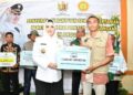 Dukung Swasembada Pangan, Bupati Pekalongan Salurkan Bantuan ke Petani Kesesi 27 Bupati Pekalongan, Fadia Arafiq, menyerahkan bantuan pertanian kepada kelompok tani di Desa Kwasen, Kecamatan Kesesi, Rabu, 10 Desember 2025. (Fahri Akbar/Lingkarjateng.id)