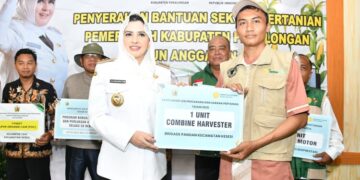 Dukung Swasembada Pangan, Bupati Pekalongan Salurkan Bantuan ke Petani Kesesi 13 Bupati Pekalongan, Fadia Arafiq, menyerahkan bantuan pertanian kepada kelompok tani di Desa Kwasen, Kecamatan Kesesi, Rabu, 10 Desember 2025. (Fahri Akbar/Lingkarjateng.id)