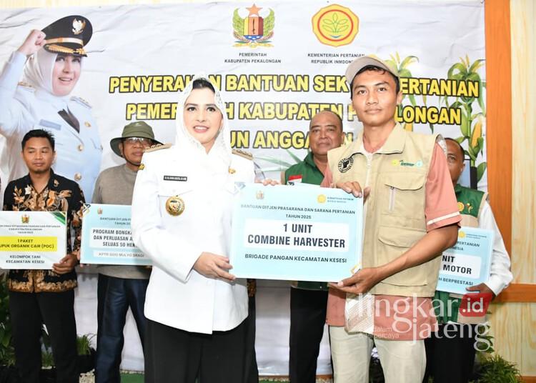 Dukung Swasembada Pangan, Bupati Pekalongan Salurkan Bantuan ke Petani Kesesi 25 Bupati Pekalongan, Fadia Arafiq, menyerahkan bantuan pertanian kepada kelompok tani di Desa Kwasen, Kecamatan Kesesi, Rabu, 10 Desember 2025. (Fahri Akbar/Lingkarjateng.id)