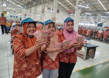 Buruh rokok di Kudus saat menerima upah. (Mohammad Fahtur Rohman)