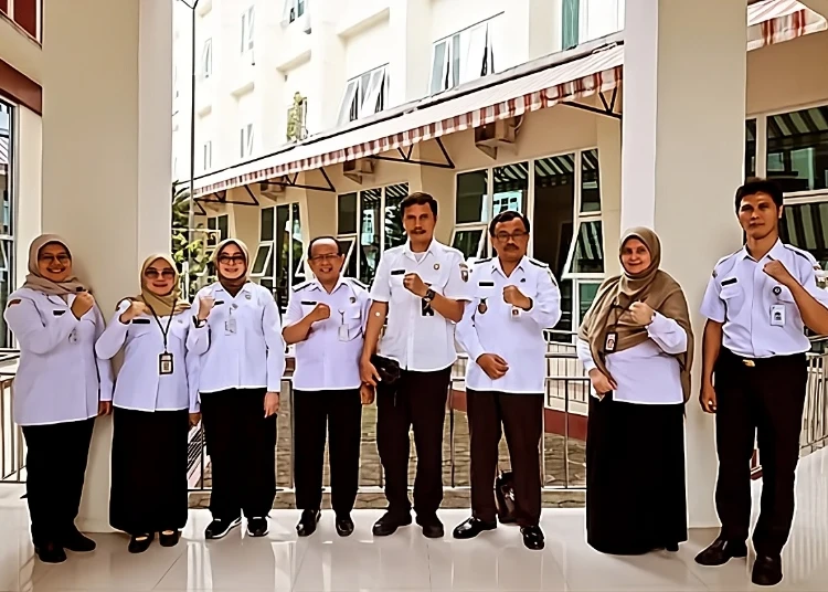 Lolos Seleksi Administrasi, 3 Calon Sekda Kabupaten Semarang Jalani Tes MCU 25 Tiga calon Sekda Kabupaten Semarang berfoto bersama usai menjalani tes kesehatan di RSGM Ambarawa, Kamis, 4 Desember 2025. (Diskominfo Kab. Semarang/Lingkarjateng.id)