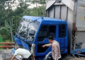 KECELAKAAN: Truk boks rusak parah setelah mengalami kecelakaan akibat rem blong di Jalan Lingkar Salatiga (JLS), belum lama ini. (Dok.Humas Polres Salatiga/Lingkarjateng.id)