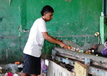 Seorang warga saat memilah sampah di TPS3R Bulu, Kelurahan Tegalrejo, Kecamatan Sidorejo, beberapa waktu lalu. (Dokumentasi untuk Lingkarjateng.id)