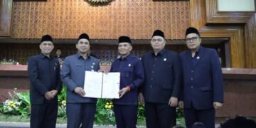Pimpinan DPRD Jateng bersama Wakil Gubernur Jateng Taj Yasin menyepakati Raperda APBD 2026 dalam rapat paripurna pada Jumat, 28 November 2025. (Humas DPRD Jateng/Lingkarjateng.id)