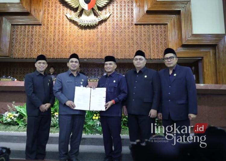 Mohammad Saleh Ikut Sahkan APBD Jateng 2026, Belanja Daerah Ditetapkan Rp24 Triliun 25 Pimpinan DPRD Jateng bersama Wakil Gubernur Jateng Taj Yasin menyepakati Raperda APBD 2026 dalam rapat paripurna pada Jumat, 28 November 2025. (Humas DPRD Jateng/Lingkarjateng.id)