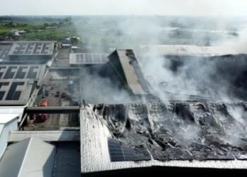 POTRET: Tampak dari atas kondisi pascakebakaran gudang PT Dua Kelinci pada Selasa, 2 Desember 2025. (Lingkarnews Network)