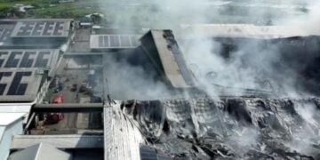 POTRET: Tampak dari atas kondisi pascakebakaran gudang PT Dua Kelinci pada Selasa, 2 Desember 2025. (Lingkarnews Network)