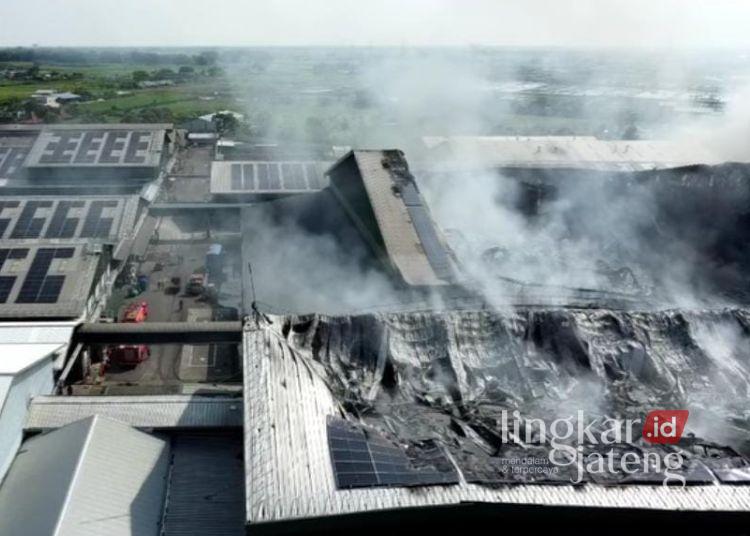 POTRET: Tampak dari atas kondisi pascakebakaran gudang PT Dua Kelinci pada Selasa, 2 Desember 2025. (Lingkarnews Network)