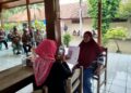 Data Penerima BLT Kesra di Desa Kuripan Grobogan Banyak Salah Sasaran 34 Petugas melakukan verifikasi penerima Bantuan Langsung Tunai Kesejahteraan (BLT Kesra) di Kelurahan Kuripan, Kecamatan Purwodadi, Kabupaten Grobogan pada Rabu, 31 Desember 2025. (Humas Pemdes Kuripan/Lingkarjateng.id)