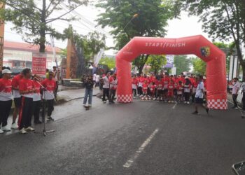 Pelepasan peserta Demak Fun Run 1 2025 di Stadion Sport Center Demak pada Minggu, 14 Desember 2025. (M. Burhanuddin Aslam/Lingkarjateng.id)