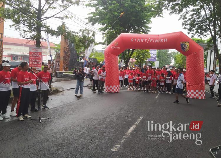 Digelar Perdana, Ratusan Peserta Ramaikan Demak Fun Run 1 2025 25 Pelepasan peserta Demak Fun Run 1 2025 di Stadion Sport Center Demak pada Minggu, 14 Desember 2025. (M. Burhanuddin Aslam/Lingkarjateng.id)