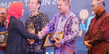 Plt Kepala Dinkominfo Demak, Umar Surya Suksmana, saat menerima penghargaan kabupaten informatif di Hotel Patra Jasa Semarang, Selasa malam, 16 Desember 2025. (M. Burhanuddin Aslam/Lingkarjateng.id)