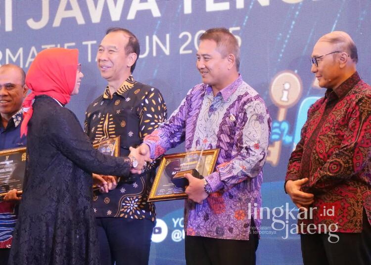 Demak Kembali Terima Penghargaan Kabupaten Informatif 25 Plt Kepala Dinkominfo Demak, Umar Surya Suksmana, saat menerima penghargaan kabupaten informatif di Hotel Patra Jasa Semarang, Selasa malam, 16 Desember 2025. (M. Burhanuddin Aslam/Lingkarjateng.id)