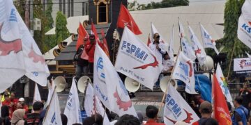 Ratusan buruh saat menggelar aksi di Halaman Kantor Gubernur Jawa Tengah, Selasa, 23 Desember 2025. (Rizky Syahrul Al-Fath/Lingkarjateng.id)