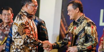 Gubernur Jawa Tengah Ahmad Luthfi (kanan) menerima penghargaan dari Menteri Dalam Negeri Tito Karnavian dalam Apresiasi Kinerja Pemerintahan Daerah 2025 tersebut berlangsung di Flores Ballroom Hotel Borobudur, Jakarta, Senin, 1 Desember 2025 malam. (Humas Pemprov Jateng)