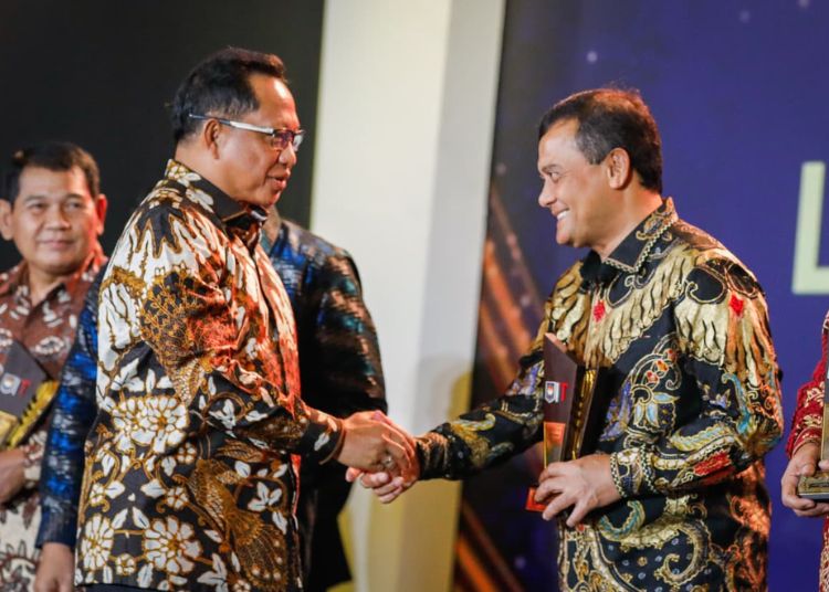 Gubernur Jawa Tengah Ahmad Luthfi (kanan) menerima penghargaan dari Menteri Dalam Negeri Tito Karnavian dalam Apresiasi Kinerja Pemerintahan Daerah 2025 tersebut berlangsung di Flores Ballroom Hotel Borobudur, Jakarta, Senin, 1 Desember 2025 malam. (Humas Pemprov Jateng)