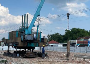 Prose pemasangan tiang pancang dalam proyek pembangunan kembali Pasar Ngawen, Kabupaten Blora. (Eko Wicaksono/Lingkarjateng.id)