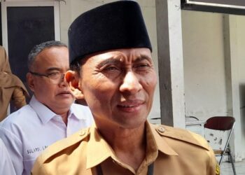 Penjabat Sekretaris Daerah Kendal, Agus Dwi Lestari, memberikan keterangan kepada awak media pada Senin, 22 Desember 2025. (Anik Kustiani/Lingkarjateng.id)