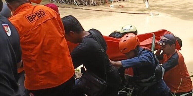 Update 8 Anak Hanyut di Sungai Lusi Blora: 2 Meninggal, 3 Masih Hilang 43 Tim gabungan mengevakuasi jenazah korban tenggelam di Sungai Lusi di Kelurahan Beran, Kecamatan/Kabupaten Blora, Kamis, 11 Desember 2025. (Eko Wicaksono/Lingkarjateng.id)