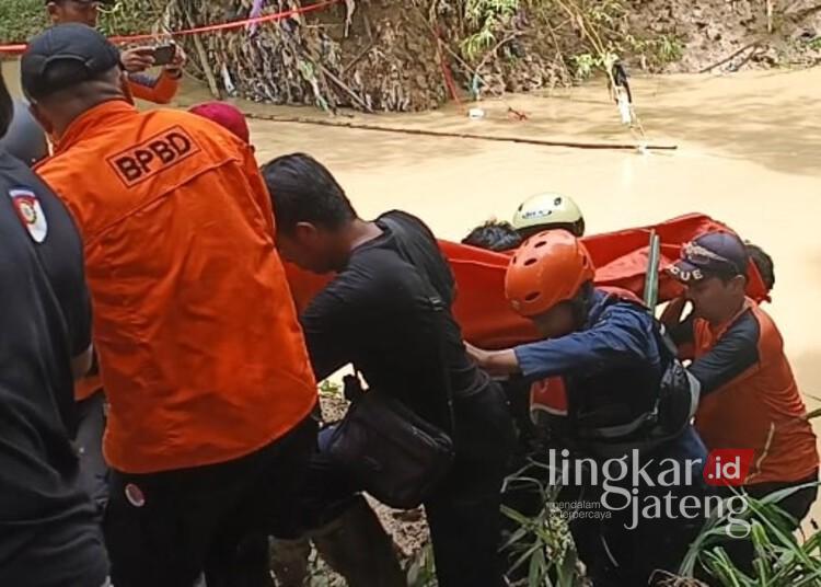 Update 8 Anak Hanyut di Sungai Lusi Blora: 2 Meninggal, 3 Masih Hilang 25 Tim gabungan mengevakuasi jenazah korban tenggelam di Sungai Lusi di Kelurahan Beran, Kecamatan/Kabupaten Blora, Kamis, 11 Desember 2025. (Eko Wicaksono/Lingkarjateng.id)