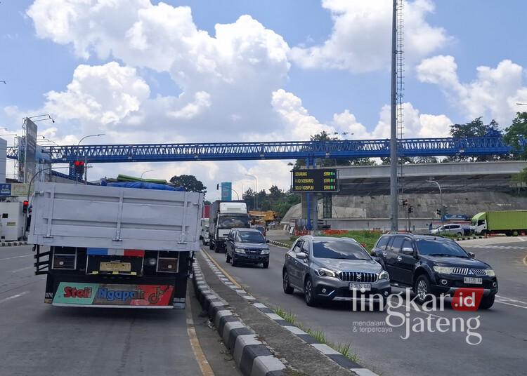 Volume Kendaraan di Kabupaten Semarang Diprediksi Naik 60 Persen Selama Nataru 25 Kendaraan melintas di jalan kawasan Exit Tol Bawen, Kabupaten Semarang. (Hesty Imaniar/Lingkarjateng.id)